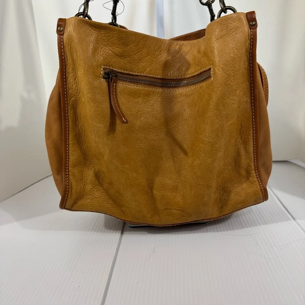 86. Women’s American Leather Co. Elegant Tan Leather Shoulder Bag